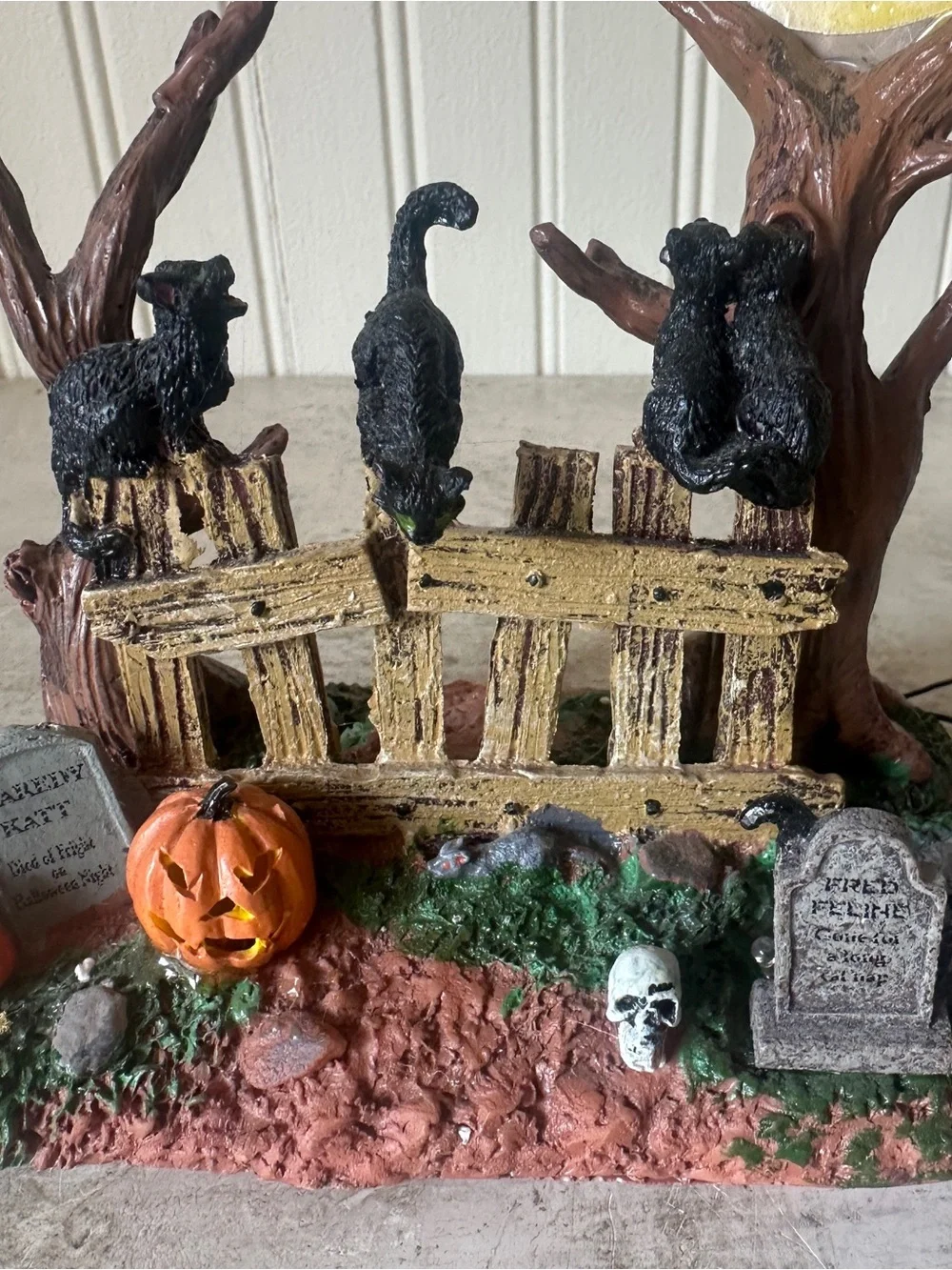 Lemax Spooky Town Happy Howl-O-Ween Cats On Fence Moon w Box #94969 READ Retired